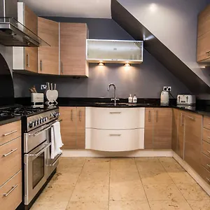 31 Queens Terrace Apartment