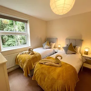 Price - Amazing 2 Bed 2 Bath - 4 Singles Or Super King Beds, 10 Min Walk To Centre, 5 Minute Walk To Mayflower Theatre, Smart Tv, Ensuite, Balcony, Free Parking Apartment